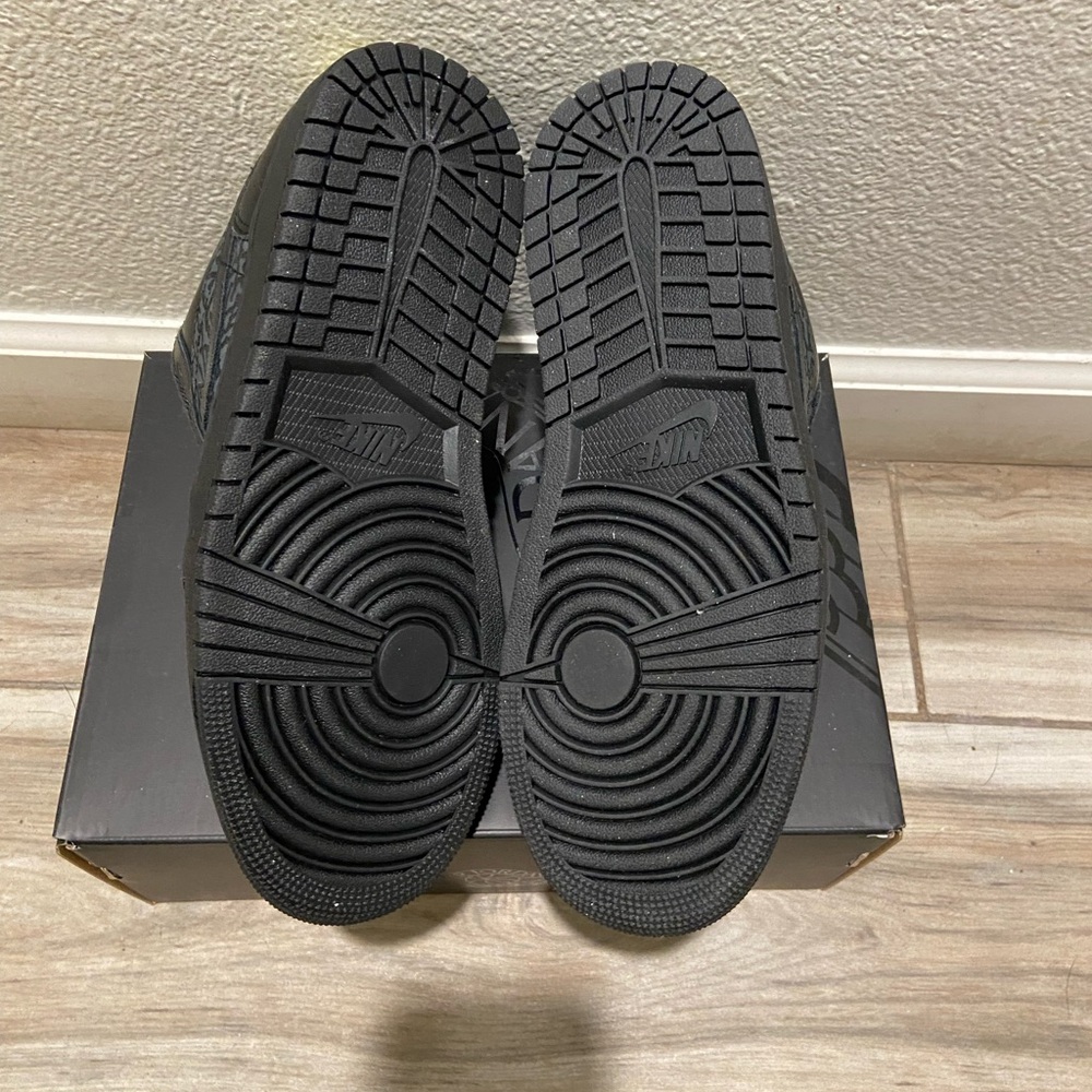 Air Jordan 1 Low SE - Picture 4 of 6